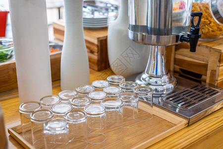 自助餐派对旅馆服务用冷水的多行透明空玻璃瓶集装箱自动售货机图片