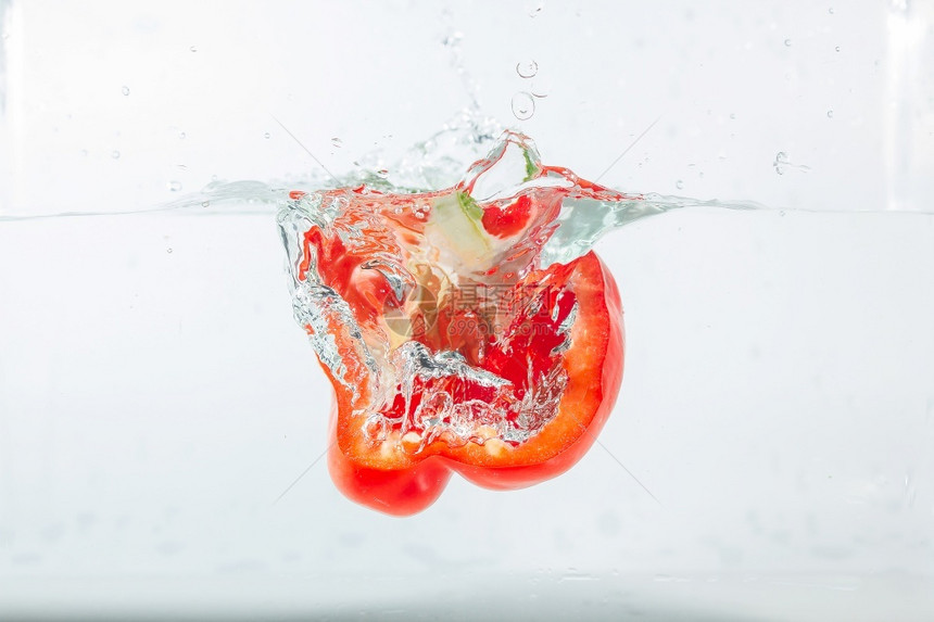 维他命健康甜辣椒在水中喷洒红辣椒在白色背景的面上加红甜辣椒是一种不营养图片