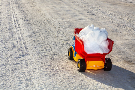 玩具卡车在冬季清除路上的雪白色货车运输背景图片