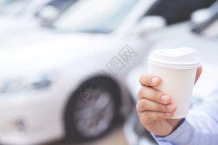一个男人每次开车前喝热咖啡都着户外每一个寒冷的图片