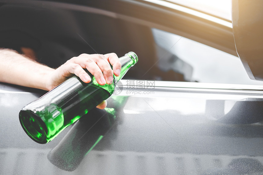 醉酒男子驾驶一辆汽车在路上载着啤酒瓶的车危险醉酒驾驶概念高速公路拉丁派对图片