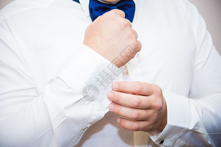 银袖扣子白衬衫上的新郎纽扣袖口衬衫上的纽扣袖口图片
