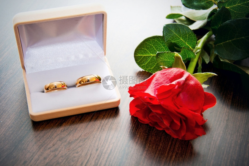 情人节玫瑰花和一对金戒指图片