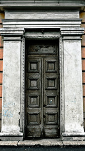 白色的旧可怕门有破碎的柱子入口木板图片