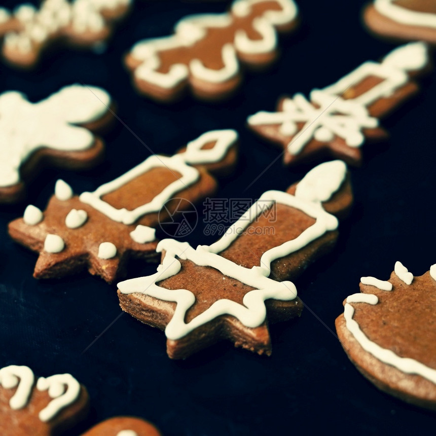 圣诞自制的姜饼干节日概念圣诞时烘烤以庆祝圣诞刨冰手工制作的美味图片