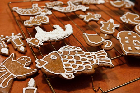 圣诞自制的姜饼干节日概念圣诞时烘烤以庆祝圣诞曲奇饼传统的食物图片