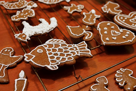 屋圣诞自制的姜饼干节日概念圣诞时烘烤以庆祝圣诞蛋糕糖图片