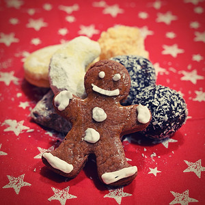 美味的圣诞自制姜饼干节日概念圣诞时烘烤以庆祝圣诞雪屋图片