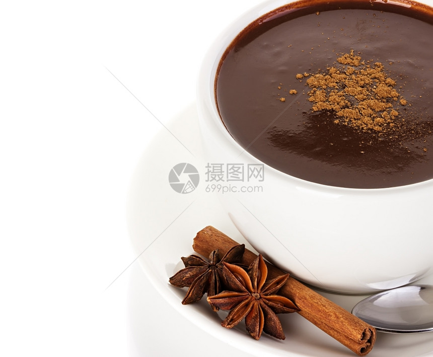 黑色的热巧克力加肉桂和白背景孤立的Aise温暖的芳香图片