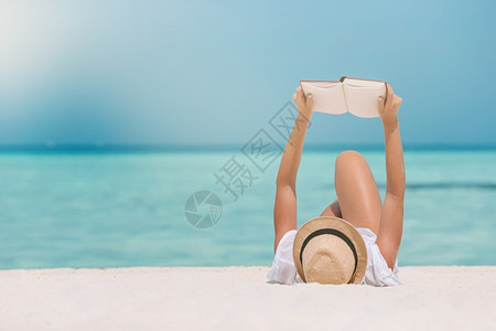 轻松年女子在海滩上看书年轻女子在热带白色海滩上看书年轻的椅子图片