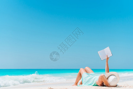 金发杂志年轻女子在海滩上看书年轻女子在热带白色海滩上看书夏天图片