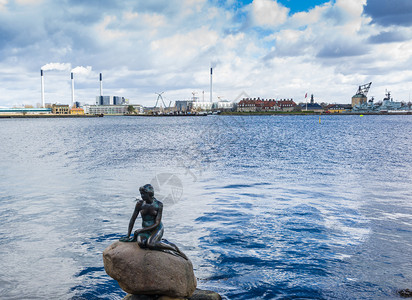 雕塑码头小美人鱼哥本哈根的雕像象征海滨图片