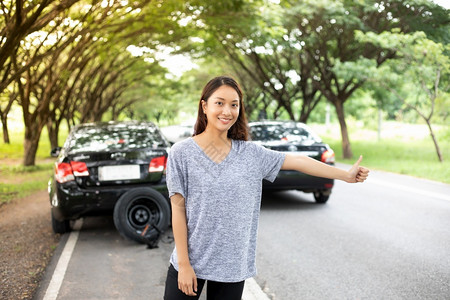 打电话路上一辆汽车与红色三角形的汽车撞后妇女精神紧张麻烦图片