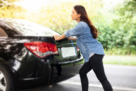 路上一辆汽车与红色三角形的汽车撞后妇女精神紧张卡车保险户外图片