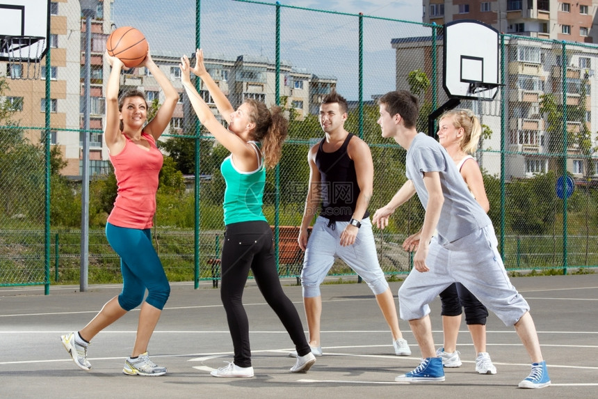 活力时间人们在公园打篮球的男女青年在公园里图片