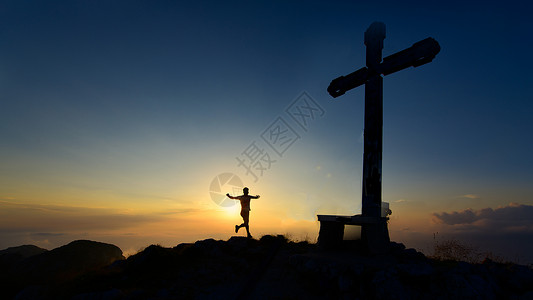祷告极端山跑者来到顶在日落时有的地方赛跑者图片