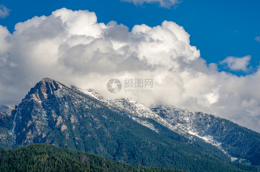 岭顶峰太阳山有云和蓝天空间图片