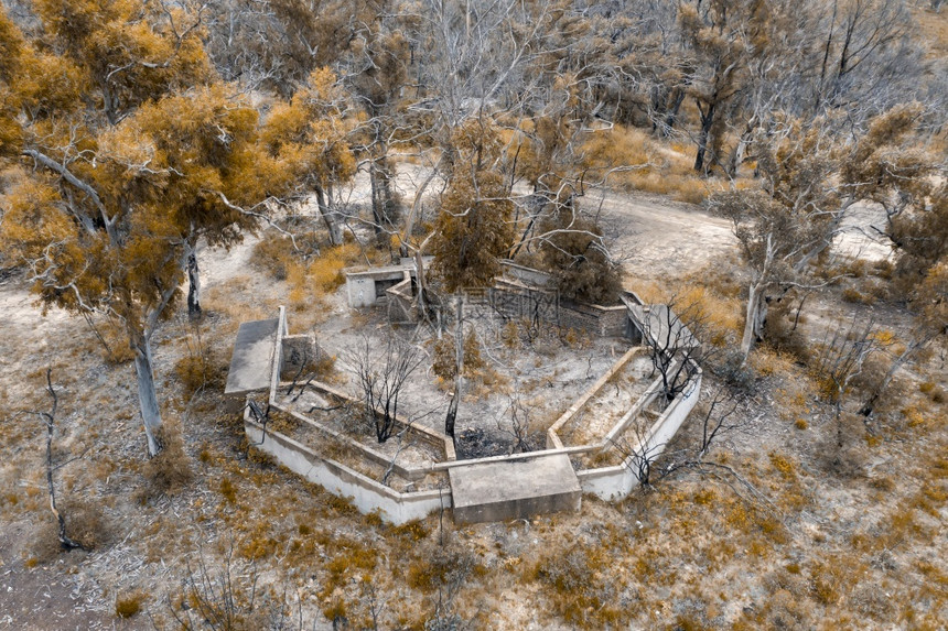 谷在澳大利亚新南威尔士州Clarence附近的CentralTableland地区Claurence的丛林火附近对结构废墟和森林图片