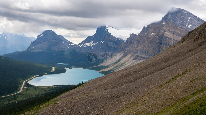 弓旅行顶峰环绕着加拿大艾伯塔邦夫公园洛基山脉Banff公园的蜜蜂山峰鲍湖全景图像图片