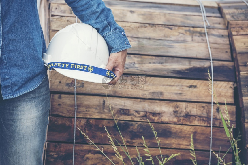 女建筑工程师在地身戴安全白色钢帽的建筑工场薪女程师土木带有硬帽子安全头盔的女建筑工程师概念a妇女建筑工程师行业人承包商图片