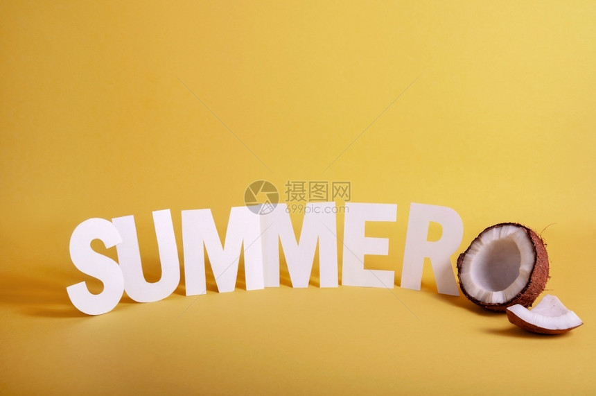 时尚白色的新鲜WordSUMMER在黄色背景上用半个椰子制作了白皮书字母复制空间为您的文本Word图片