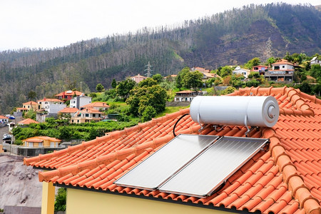 活力电气马德拉村房顶上装有太阳能电池板的水锅炉发电机图片