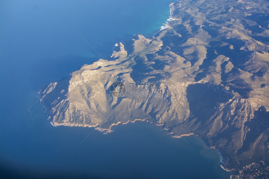 天空水马略卡岛在西班牙东部马洛卡一个阳光明媚的下午海风景在阳光晴的下午海岸风景在天气晴朗的晚上图片