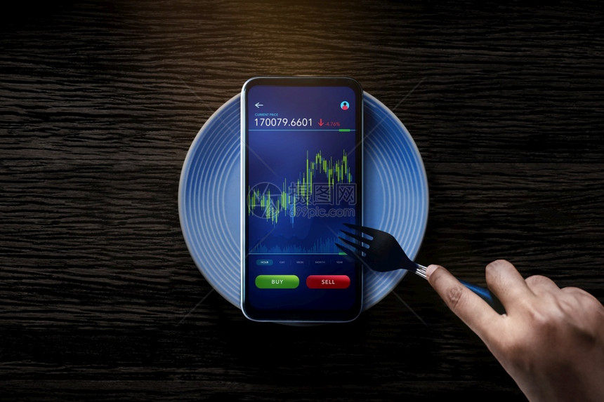 市场货币使用叉口吃饭的移动电话在线投资于现代人日常生活方式的手机在线投资市面图MetphorMetaphorLifeSystem图片