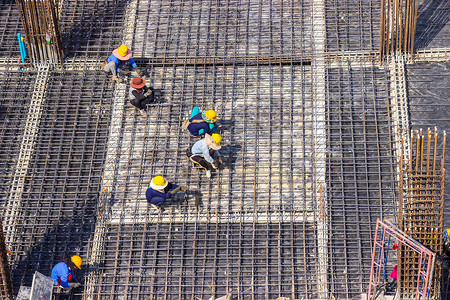 准确电缆建筑工人在区工地造大钢条加固栏上制造大型钢棒的建筑工人地点图片
