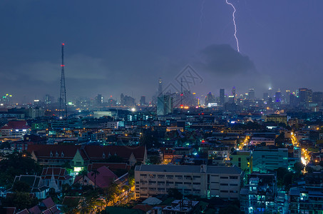 曼谷市下雨和雷电暴夜闪风之景观黑色的城市图片