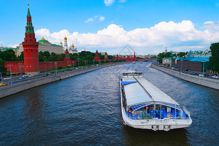 巡航莫斯科克里姆林宫和俄罗斯河上大型驳船的景象墙城市背景图片
