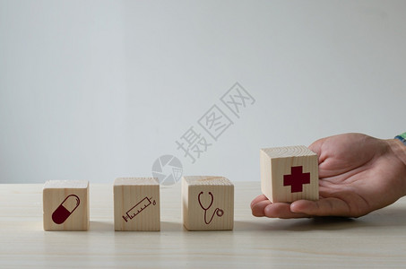 保护桌子上的木制立方体医疗保健和图标保健和险的概念家庭木头图片