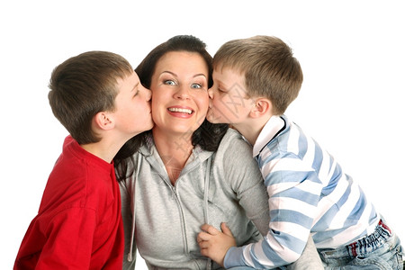 两个儿子亲吻他的母露齿吸引人的团体图片