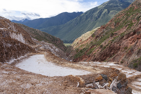秘鲁圣谷马拉斯的盐矿梯田蒸发岩石文明图片