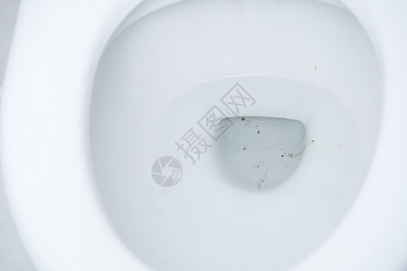洗手间水暖购物商场公共厕所碗中的黑色染物乱图片
