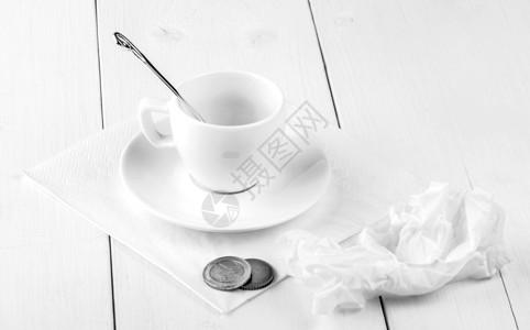 配汤匙和碟子的空咖啡厅杯餐具白色图片