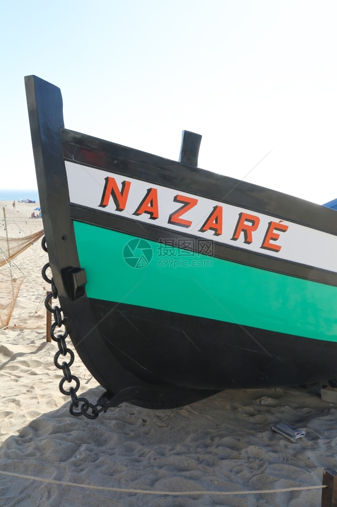 海鲜风景优美旅行葡萄牙纳扎尔海滩的一艘船图片