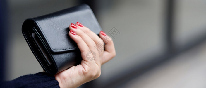 一名带钱包的妇女准备在线购物财富卡片债务图片
