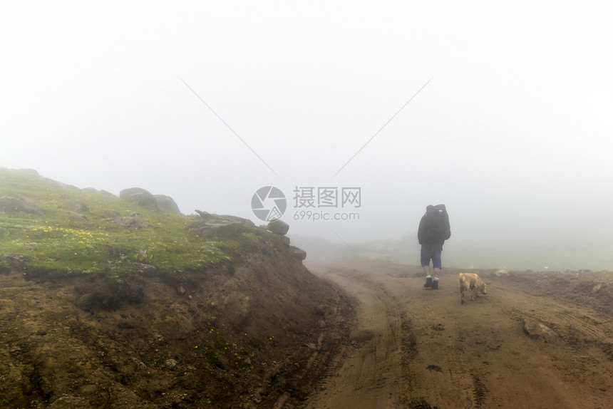 经过山河在雾中站湖边的老头子图片