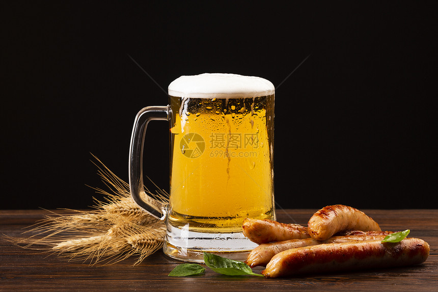 木板用香肠闭杯啤酒加香肠慕尼黑啤酒节食物图片
