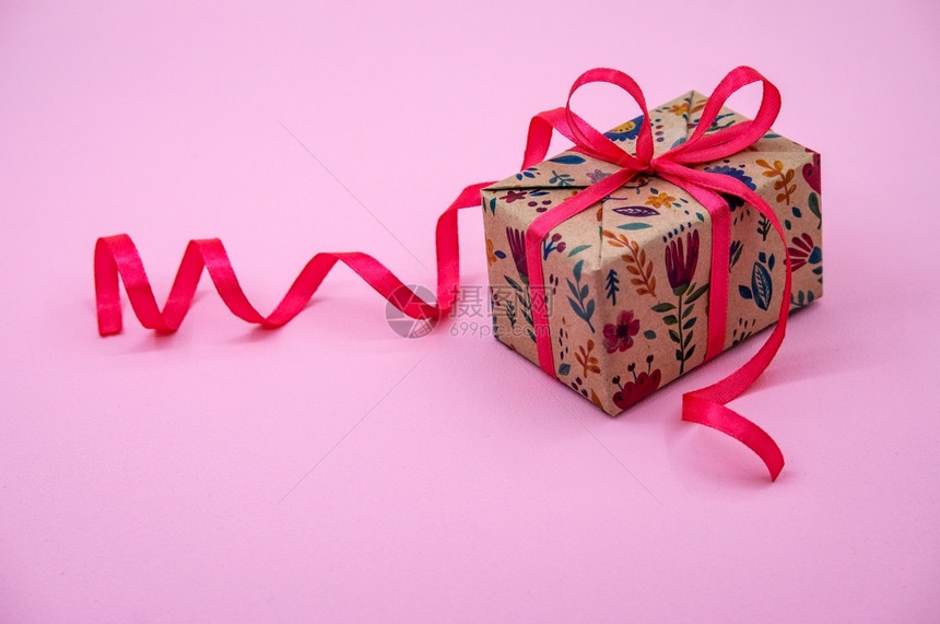 情人节配饰用粉色丝带包裹的礼物2月14日情人节装饰2日粉色背景情人节装饰品配象征快乐的成形图片