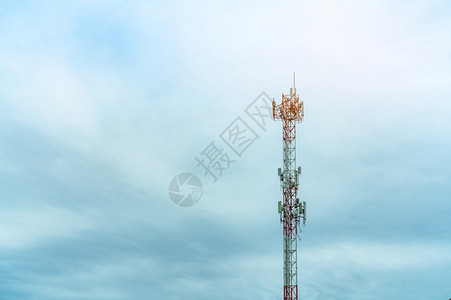 提供者工业的沟通数字使用蓝天和白云的电信塔蓝色天空上的线无电台和卫星极通信技术工业移动或电信4g网络TechnoteC背景