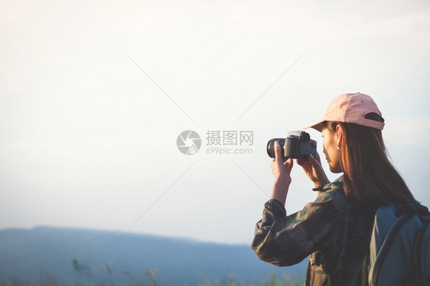 户外部亚洲青年女与朋友背包一起徒步旅行同寻找在路边拍摄影相机看喜乐享受节日概念旅行时间较慢期待快乐景观图片