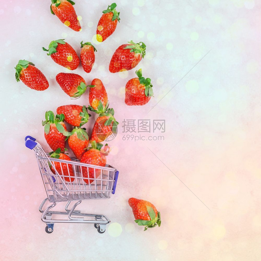 心坡度创意购物概念构思平坦最顶尖的视野是喜庆节日祝红草莓粉背景影印空间模板销售促网站社交媒体博客季节图片