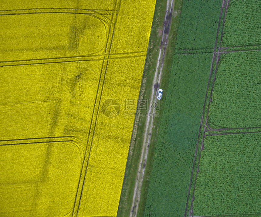 用无人驾驶飞机拍摄的可耕地空中照片摘要其一条道路被分割成黄种地和绿半田两条道路与无人驾驶飞机一起拍摄颜色高的草图片