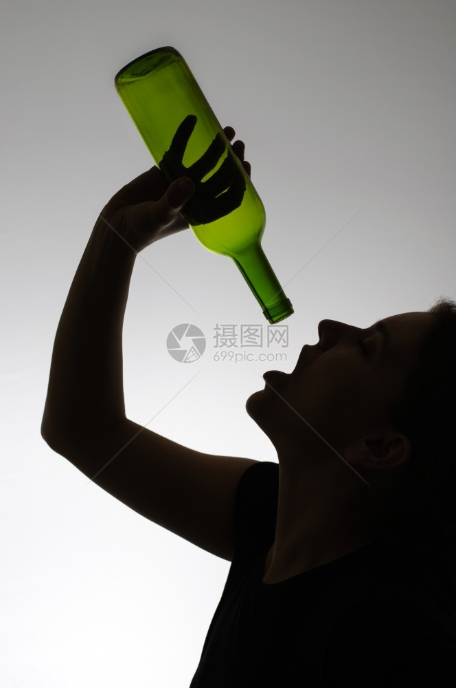 酒精女者数量与空瓶合影瘾君子女士醉鬼图片