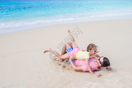 父亲和他女儿在海边玩图片