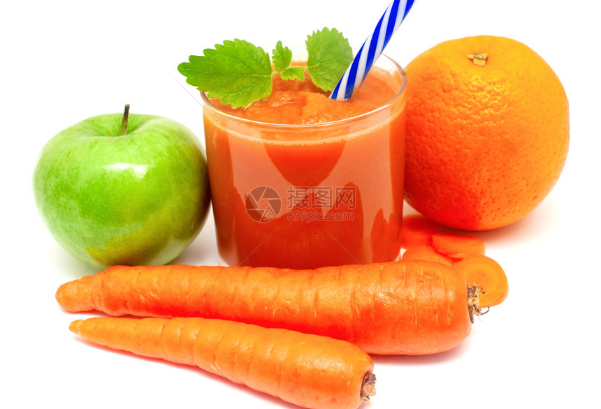 节食薄荷浆果用橙子和苹胡萝卜做的清新冰水以进行脱毒健康饮食和身体净化用橘子和苹果胡萝卜做的清新沙水以进行脱毒健康饮食图片