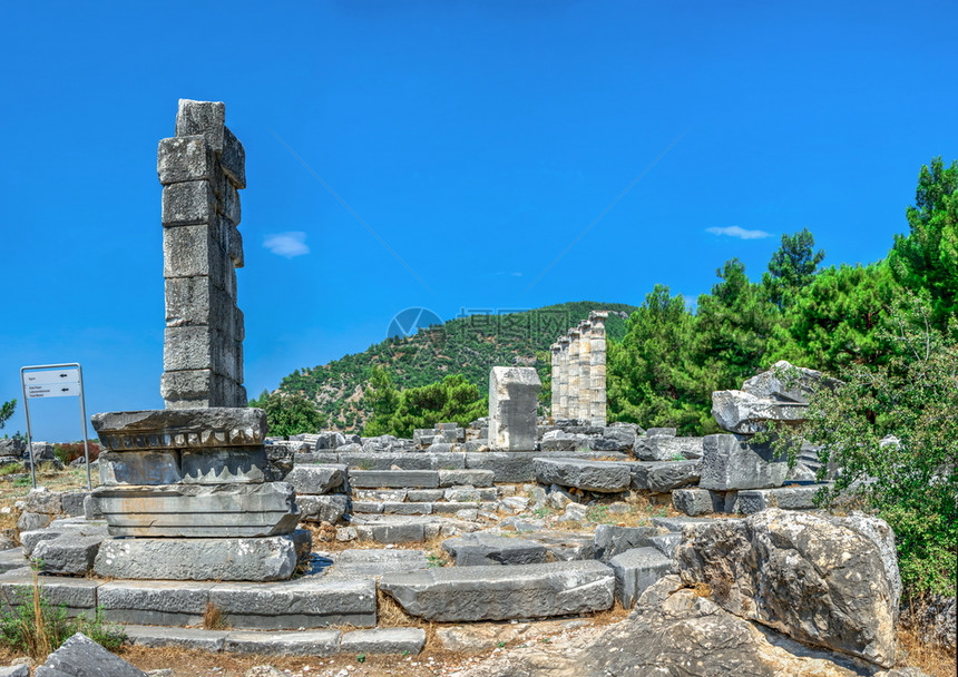 悬崖街道土耳其古希腊城市普里内Priene的废墟在土耳其古城市普里内Priene文化图片