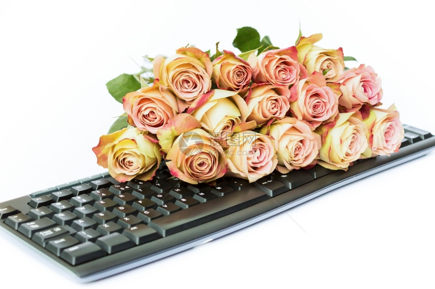 惊喜联系在白色背景上孤立的键盘粉红玫瑰布束爱图片